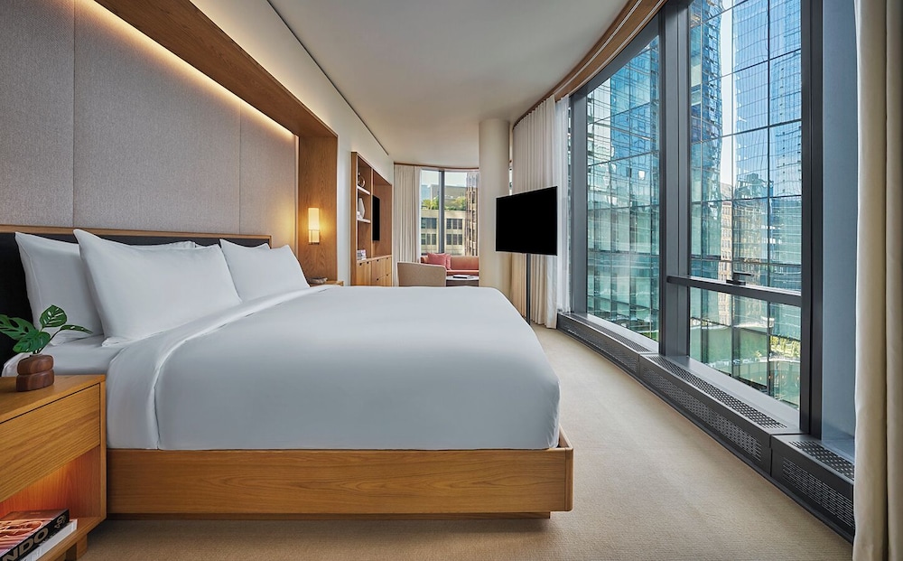 SKYLINE, SUITE, MULTIPLE BEDS, CORNER