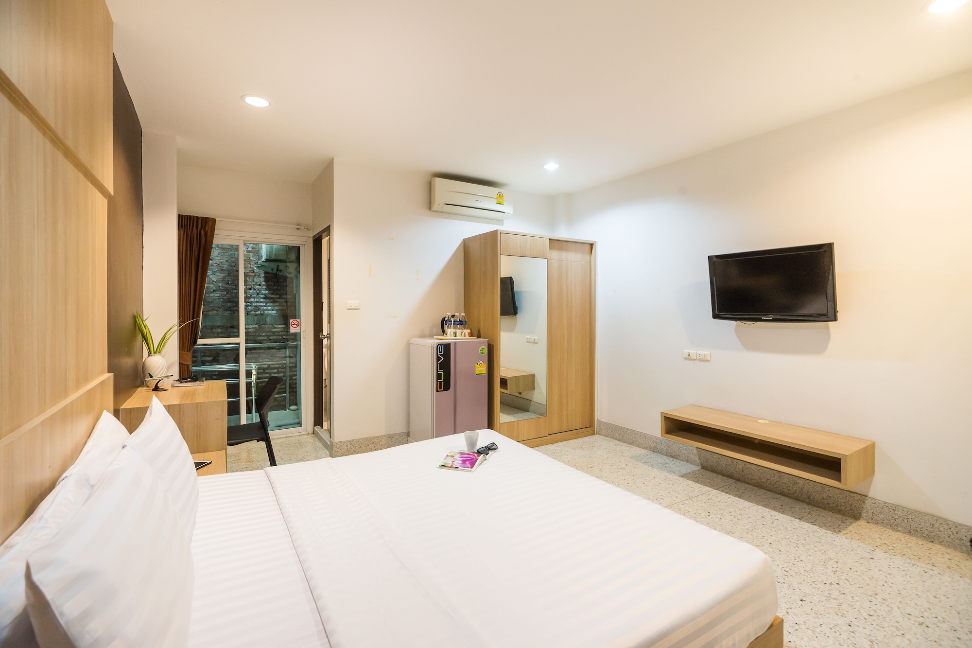 Standard, Triple, 1 King and 1 Single Beds, No Window، The Fifth Residence 2/9