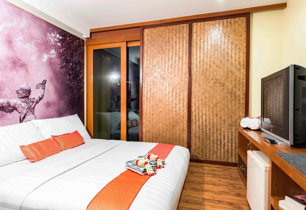 ROOM, QUEEN BED
