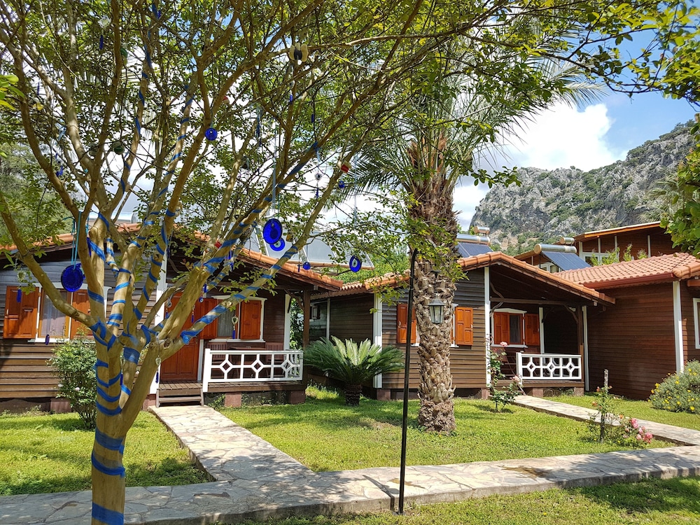Canada Hotel & Bungalows 33/50