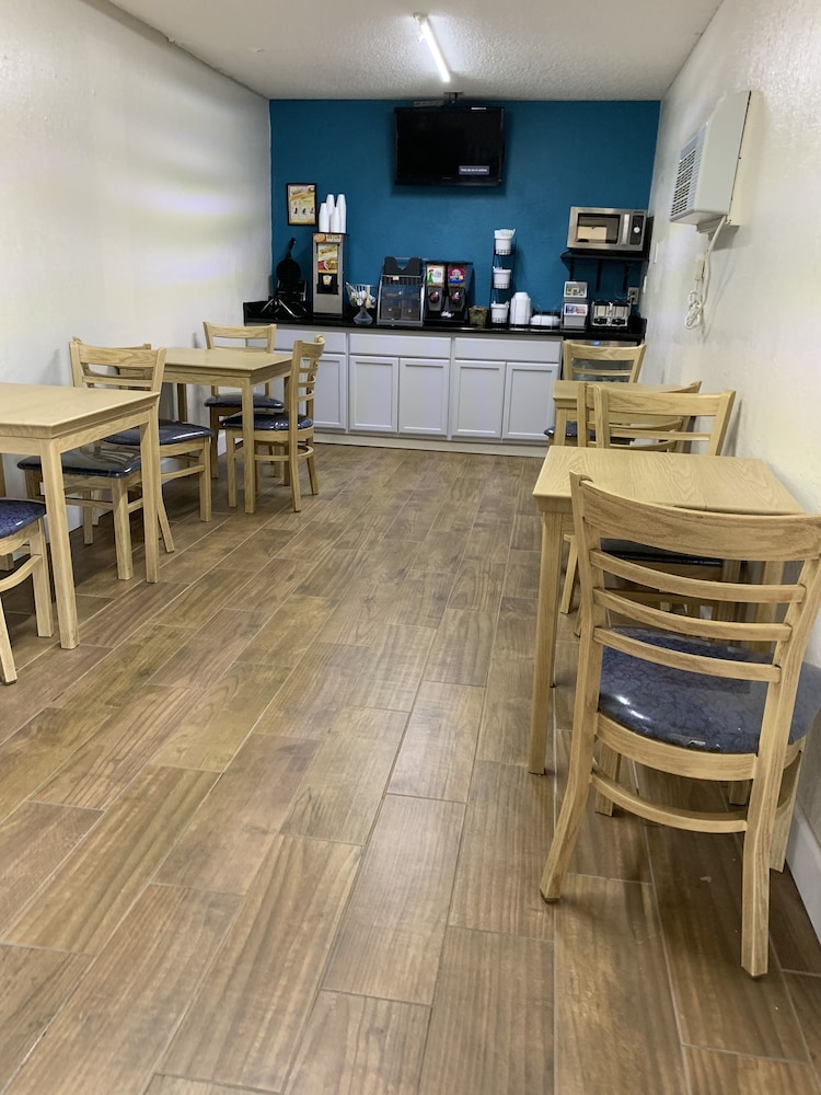 Super 8 by Wyndham Warner Robins 19/20