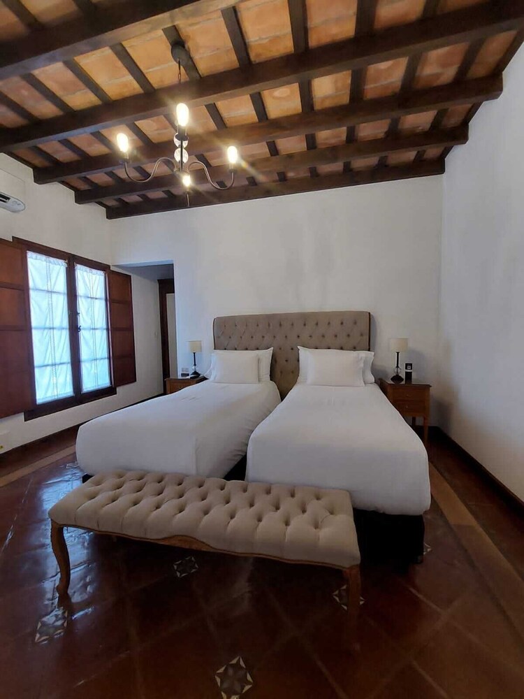 Iraola Hotel Boutique 8/24