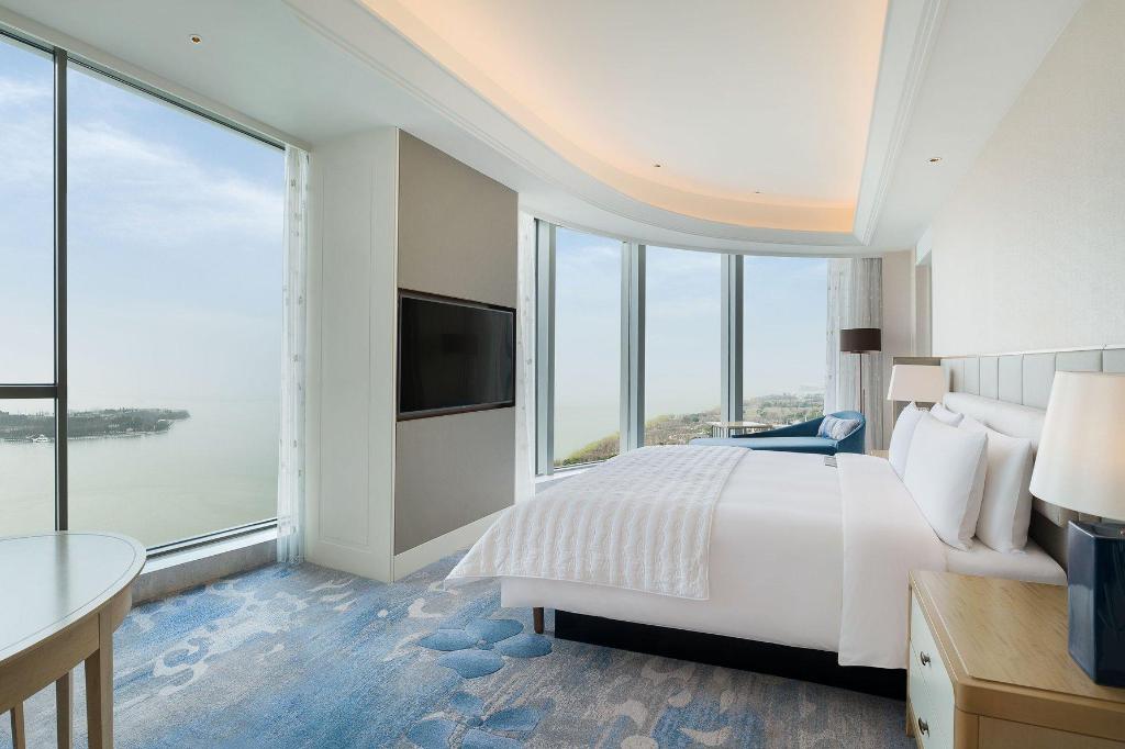 Guest Room, King Bed, Partial Lake View, Corner
