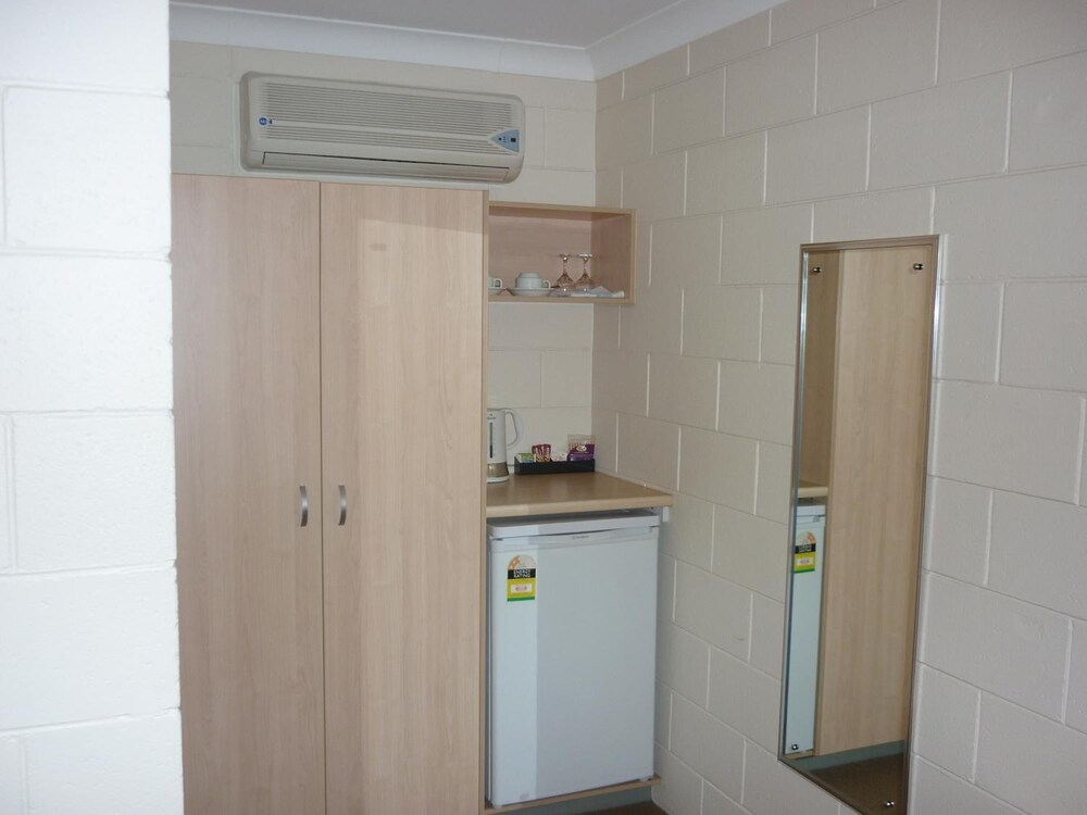 NAMBOUR LODGE MOTEL 36/37