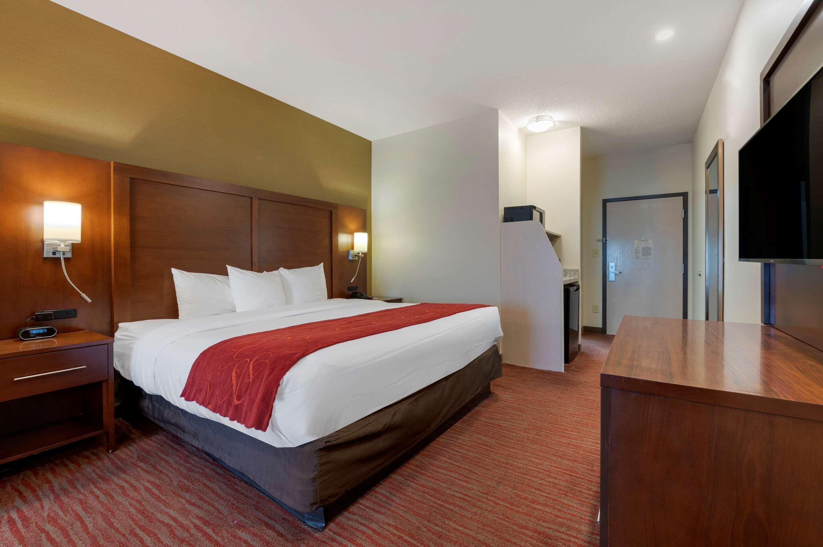 SUITE, KING BED, ACCESSIBLE