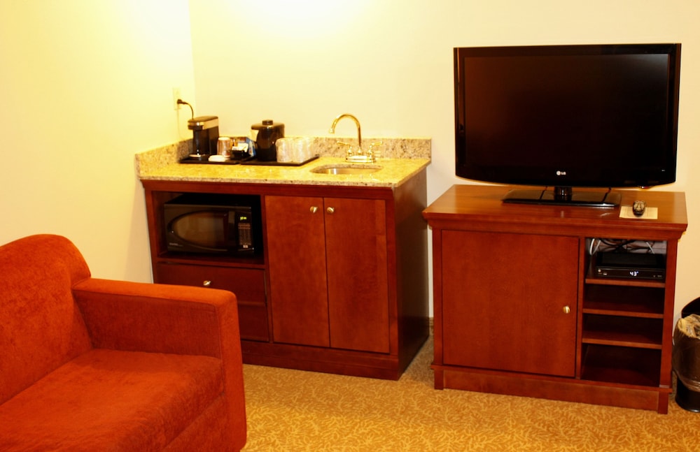 Travelodge Suites by Wyndham Regina / Eastgate Bay 65/71