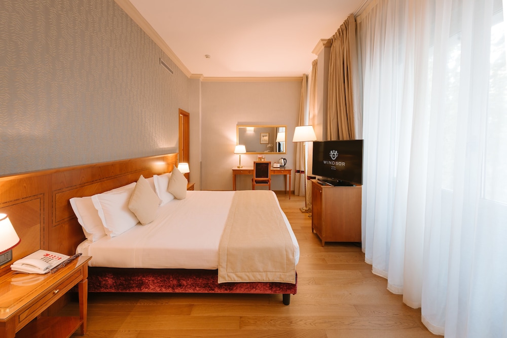 1 BEDROOM, JUNIOR