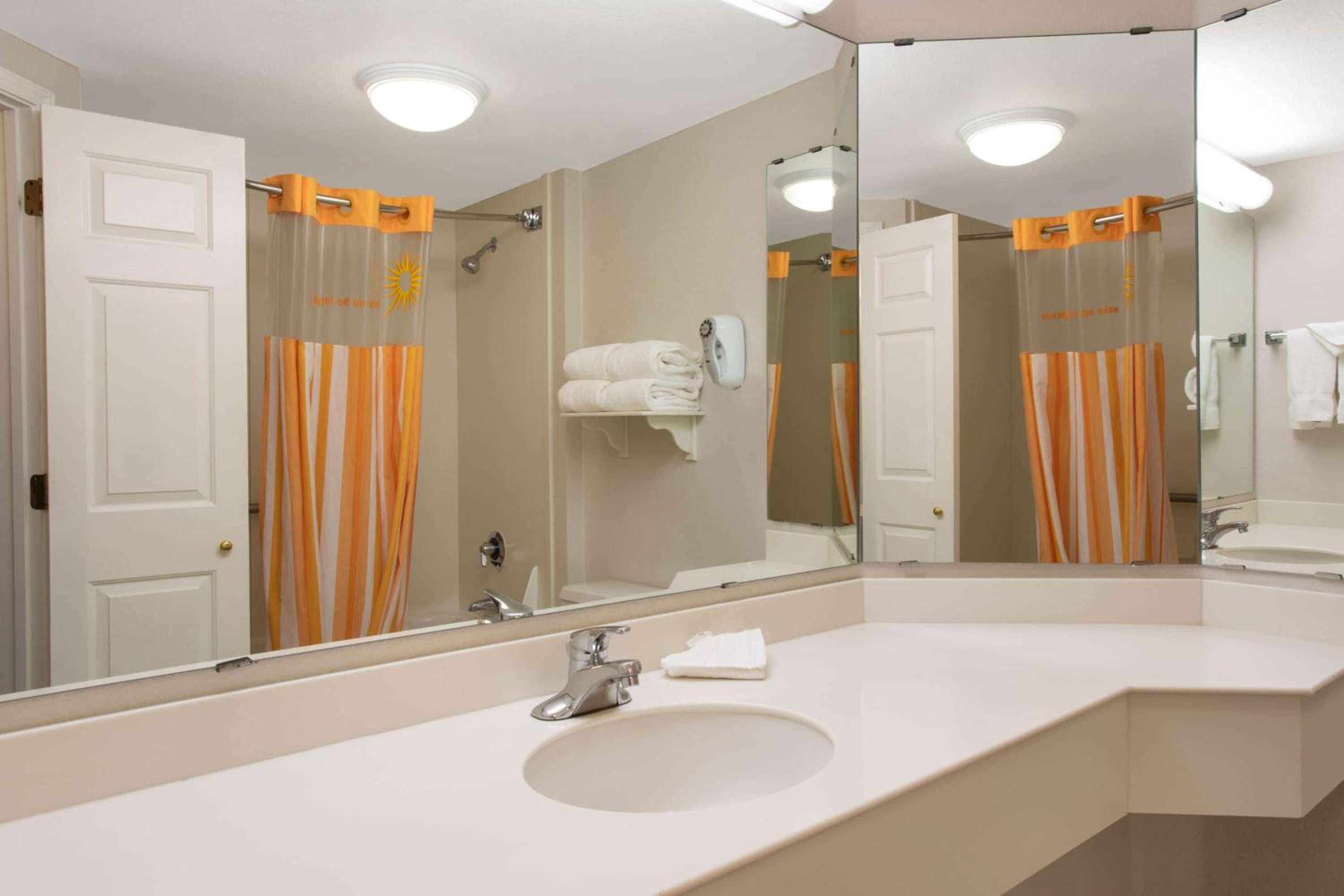 غرفة تنفيذية بسرير كينج، Embassy Suites by Hilton Minneapolis Airport 3/3