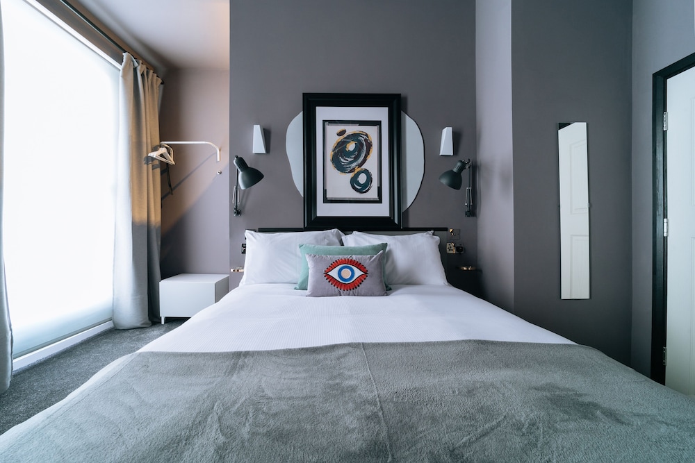 The Warwick by Aura Collection 15/33