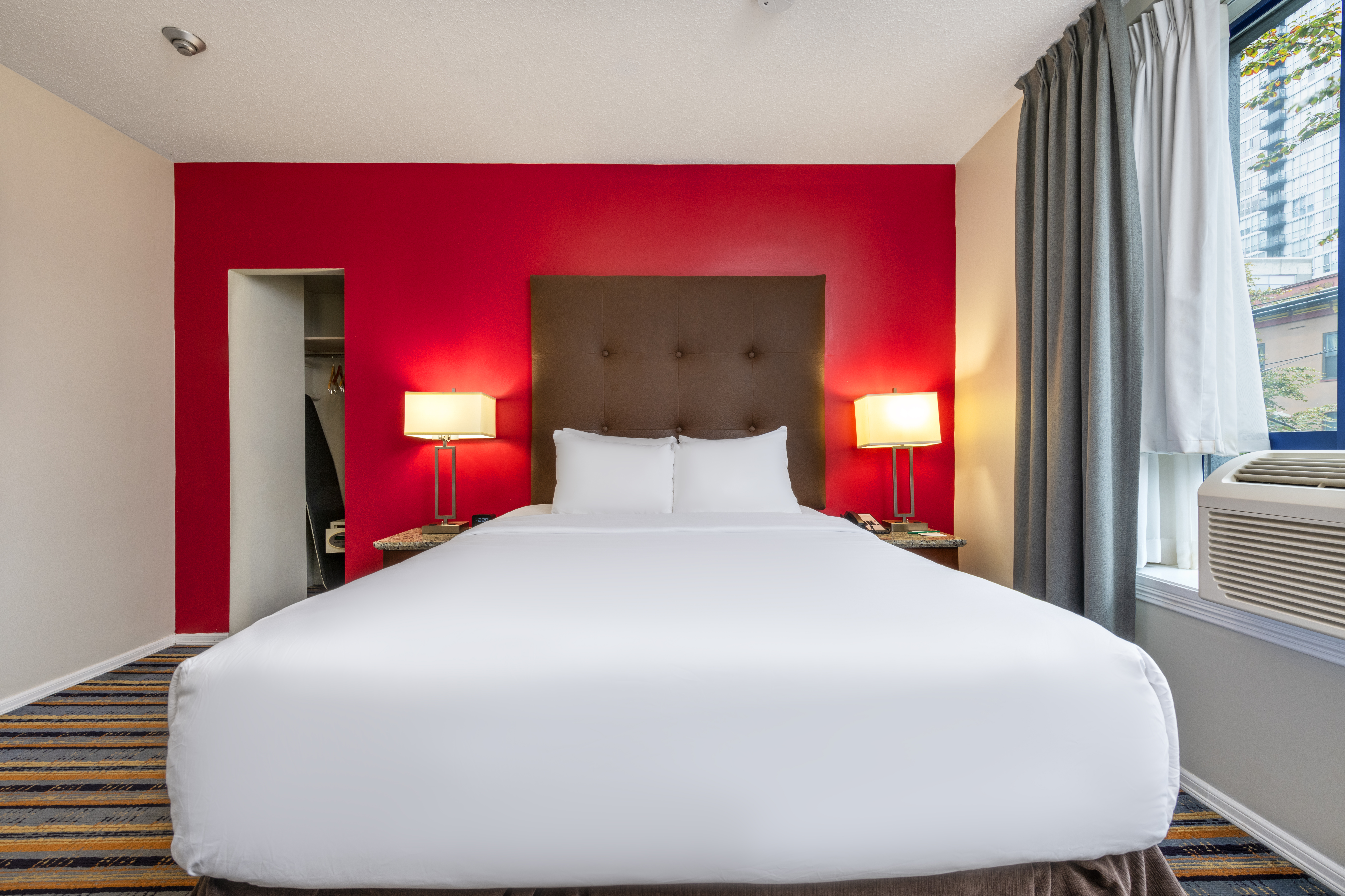 ROOM, QUEEN BED