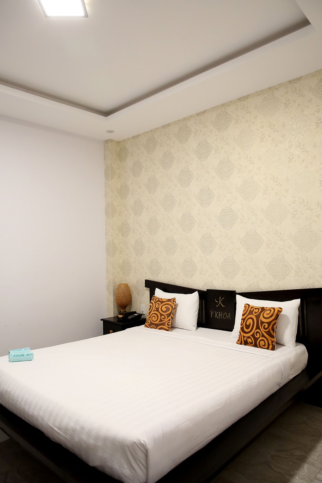 ROOM, DOUBLE BED