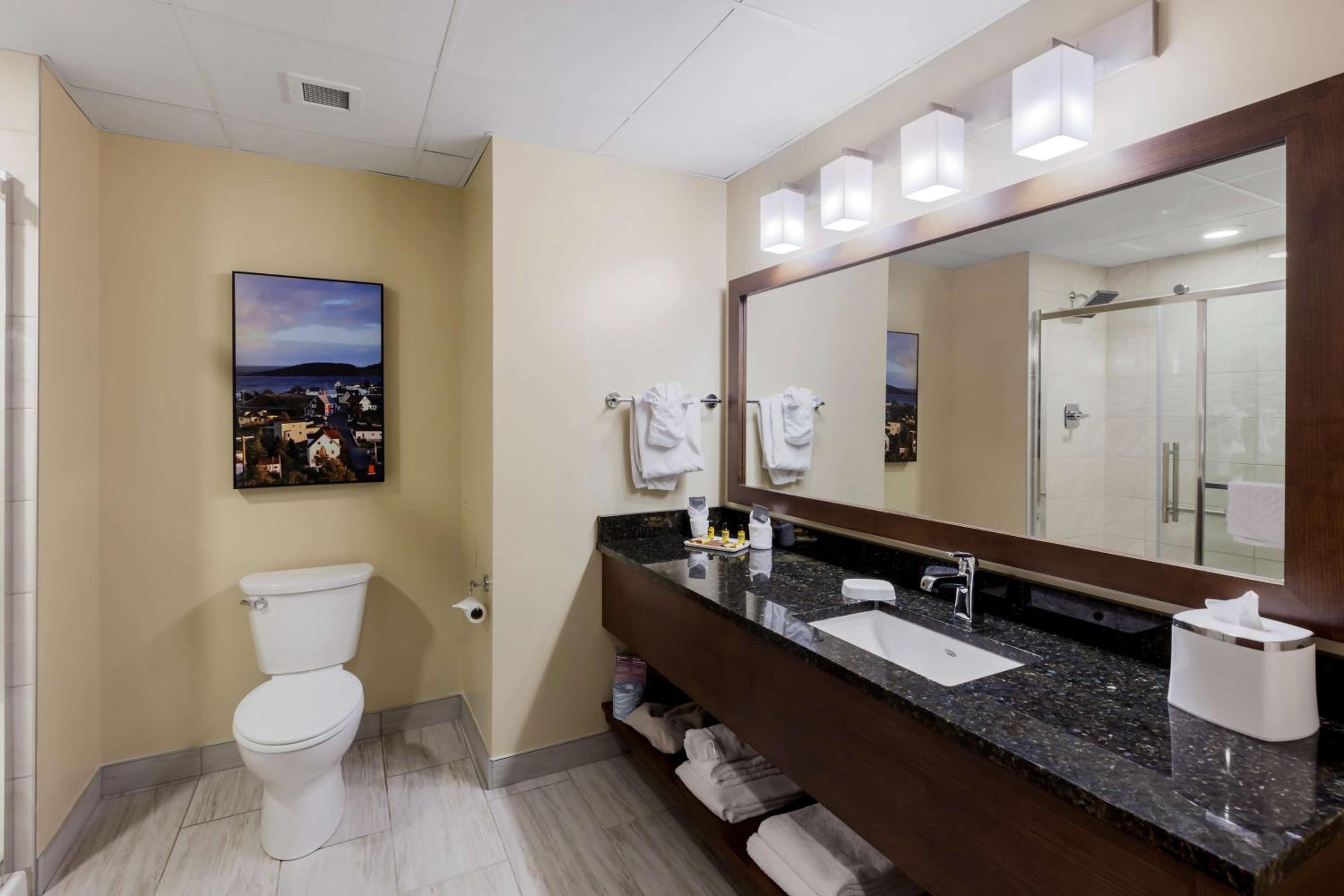 غرفة بسرير كينج وسريرين كوين، Best Western Plus St. John s Airport Hotel and Suites 7/10