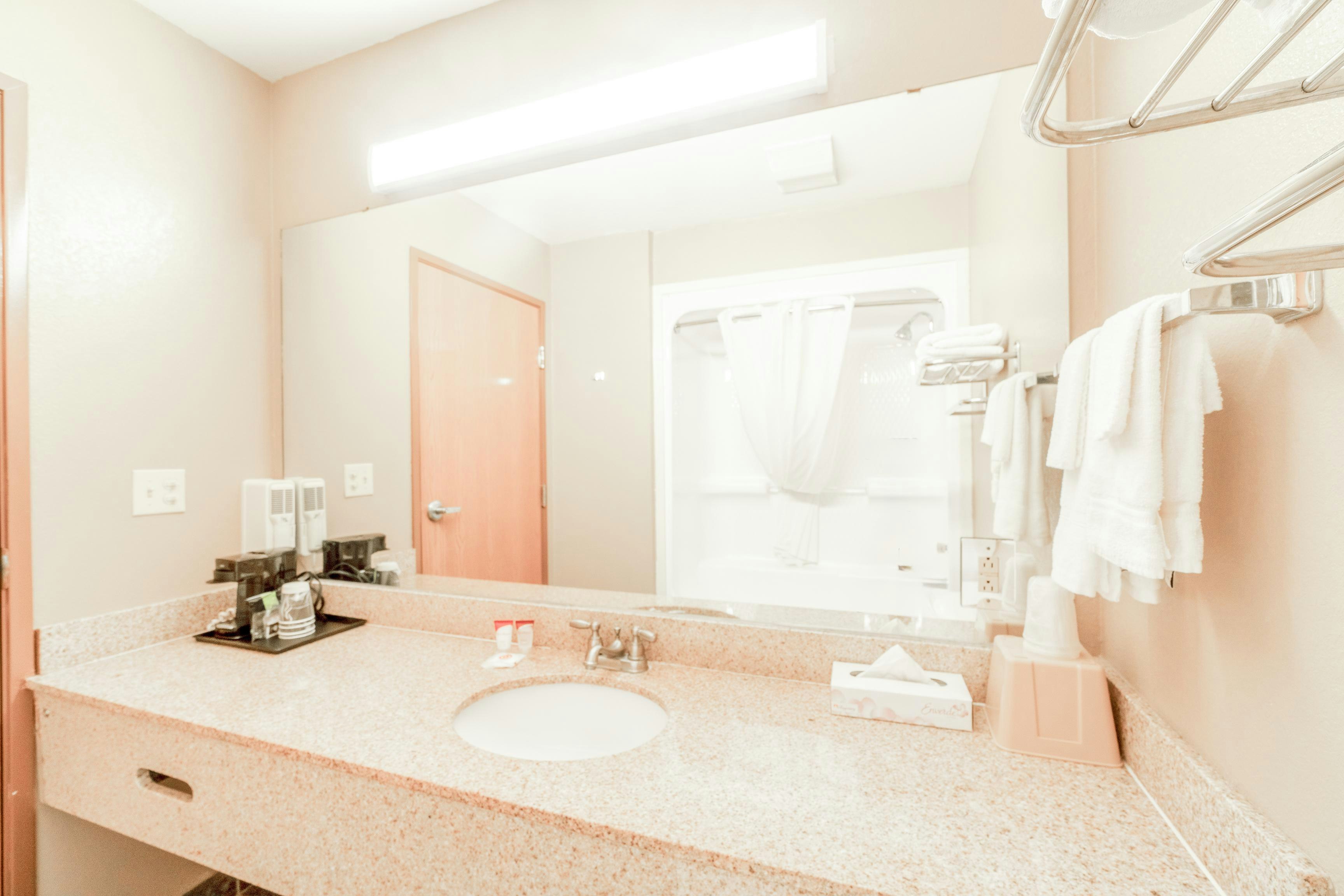غرفة بسرير كينج، Days Inn & Suites by Wyndham Beeville 5/5