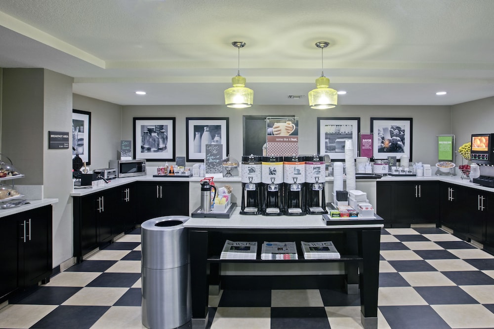 Hampton Inn and Suites Hermosa Beach 37/43