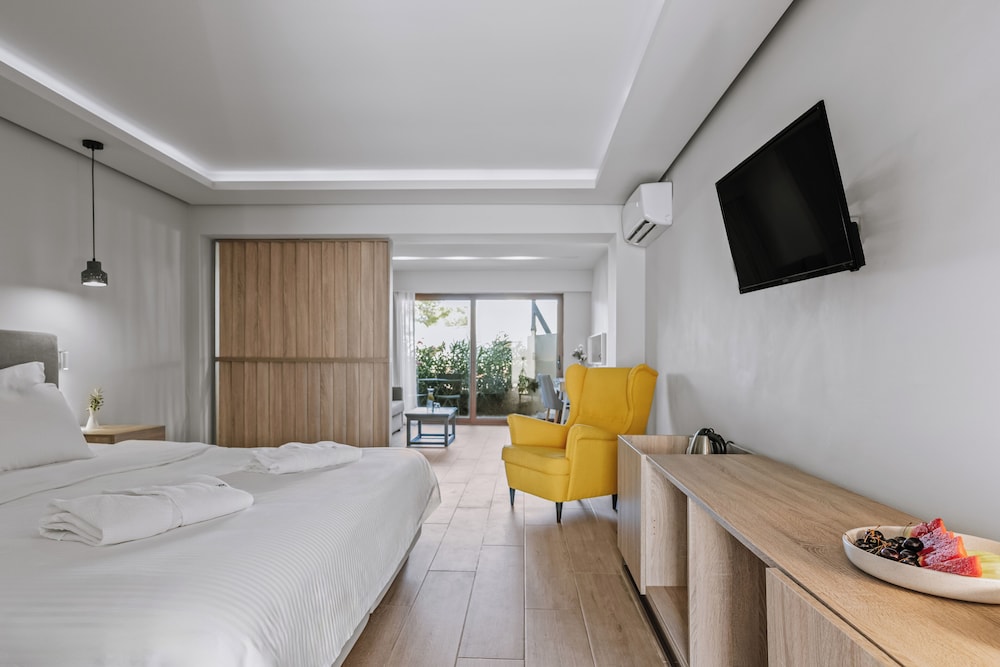 DELUXE, STUDIO, SUITE