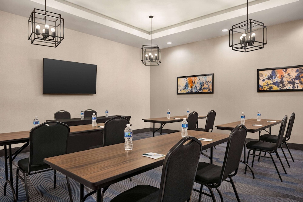 Hawthorn Extended Stay by Wyndham Del Rio 46/65
