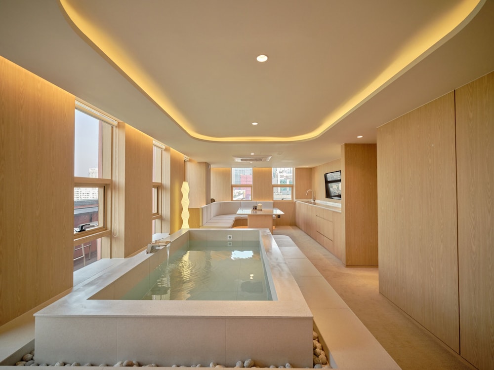 UH Suite The Coex 29/50