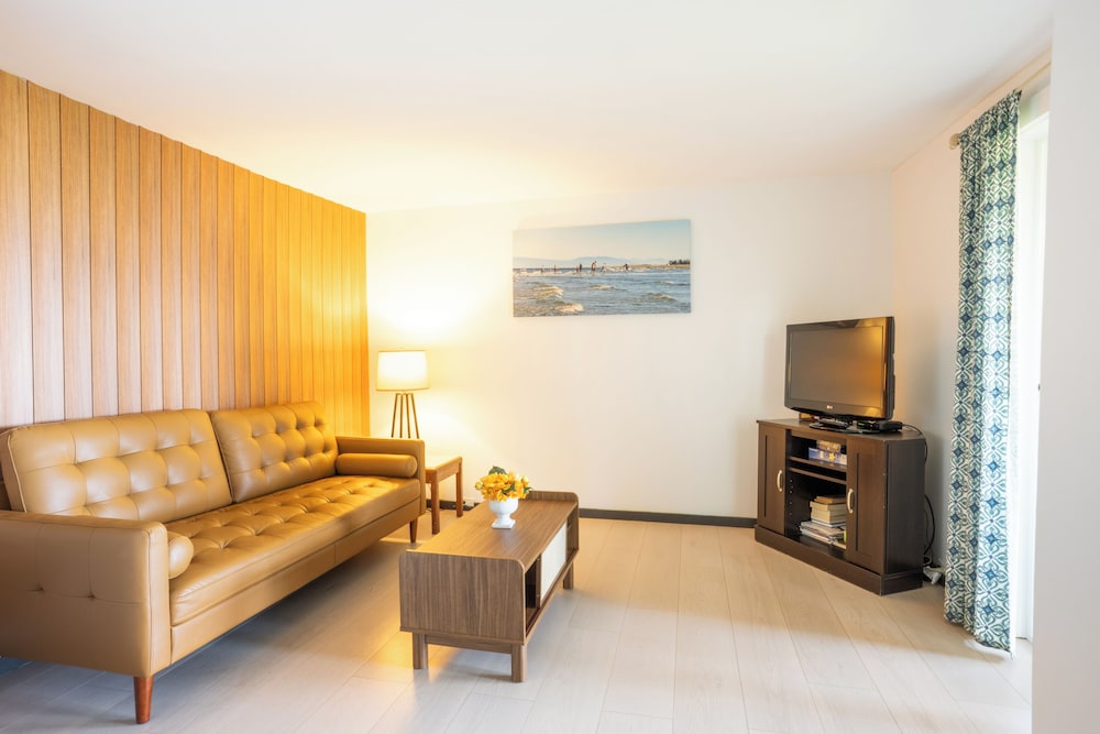Sea Edge Beachside Hotel 40/59