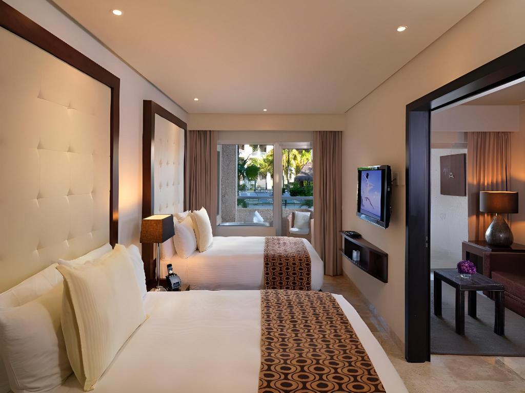 Concierge, Swim Up, Family, Suite, 2 Double Beds, Sofa
