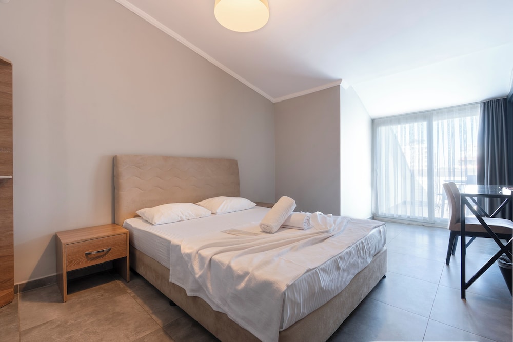 STANDARD, QUEEN BED, CITY VIEW