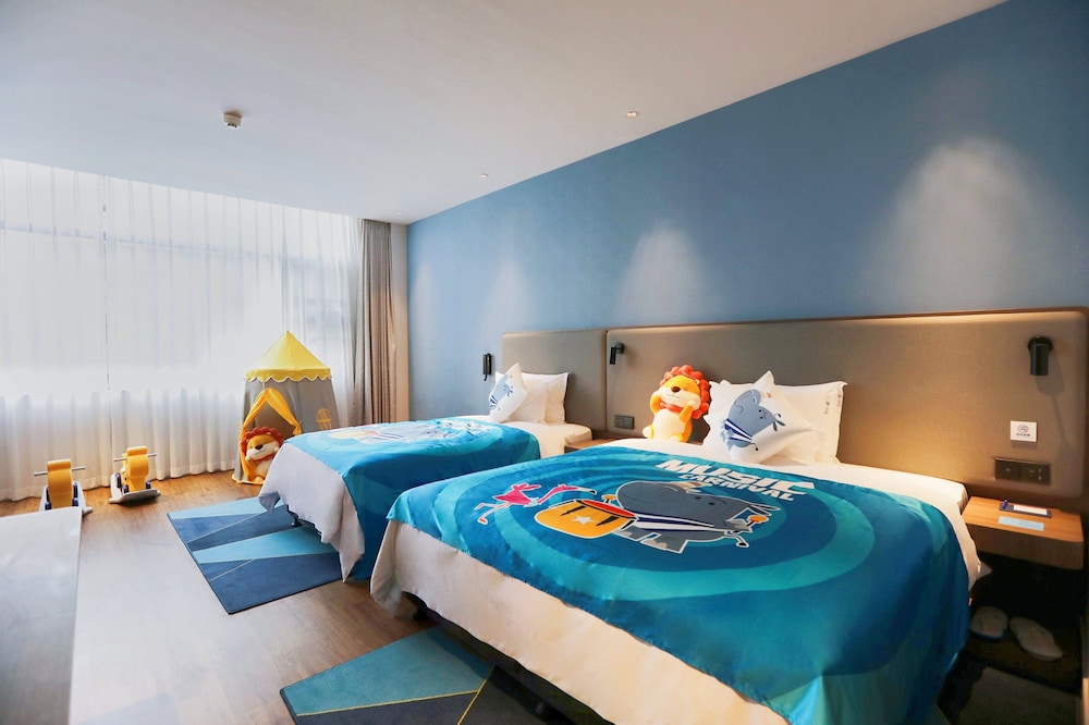 Standard, 1 King and 1 Single Beds, Extra Floor Space