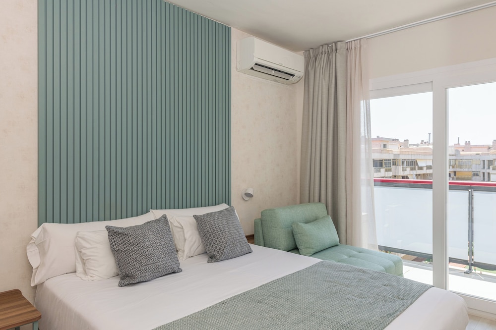 غرفة قياسية بفراش فوتون وسرير مزدوج وسرير فردي بشرفة، Eurosalou Hotel 6/10