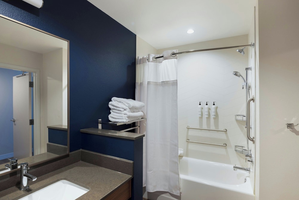 Fairfield Inn & Suites Dayton Beavercreek 25/27