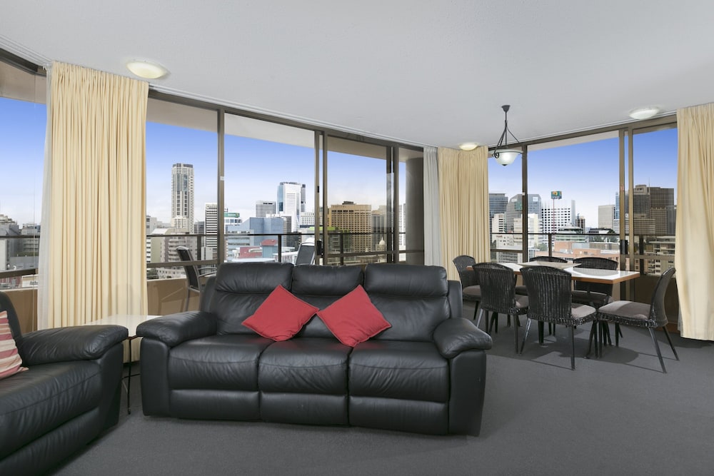The Summit Apartments 49/67
