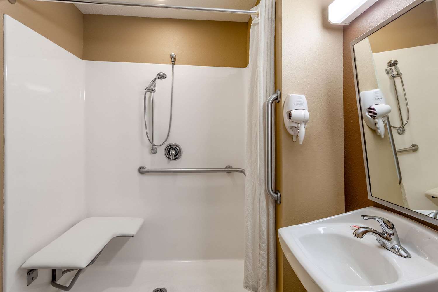 MICROTEL INN & SUITES BY WYNDHAM COLUMBIA/AT FORT JACKSON 32/34