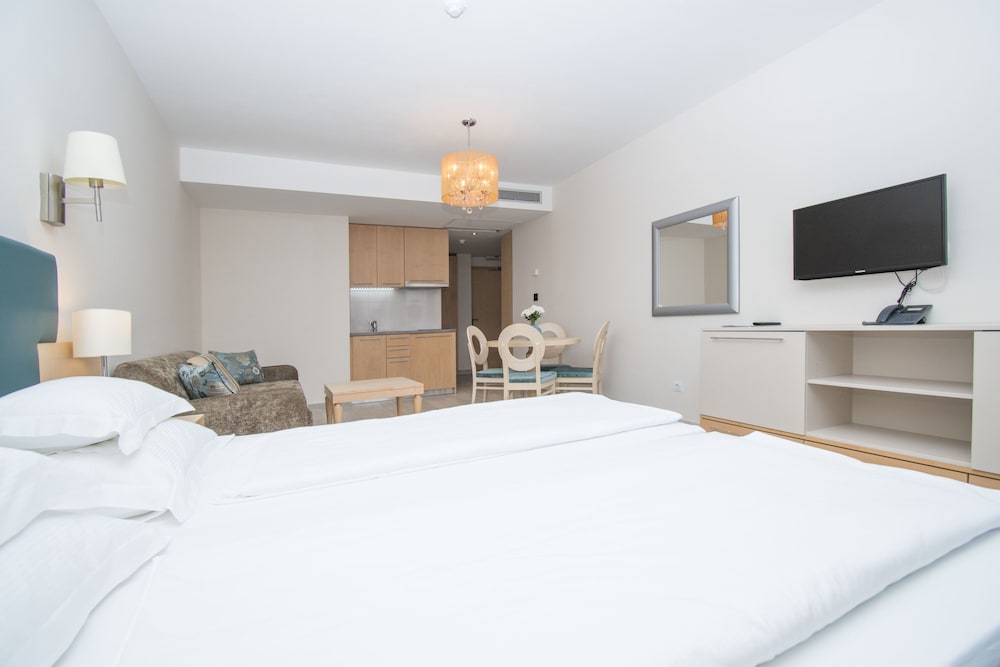 Aparthotel Flora 4/29