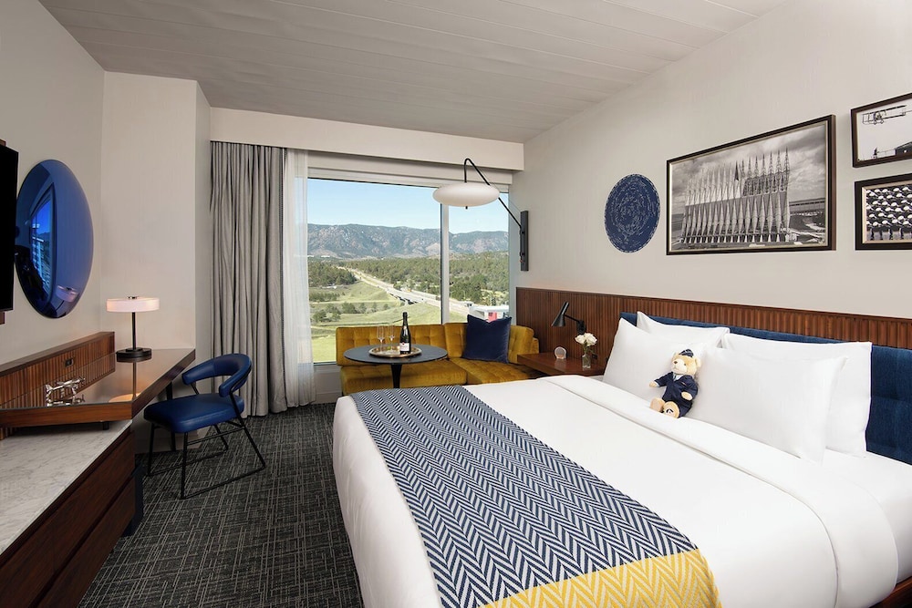 SUITE, KING BED, MOUNTAIN VIEW