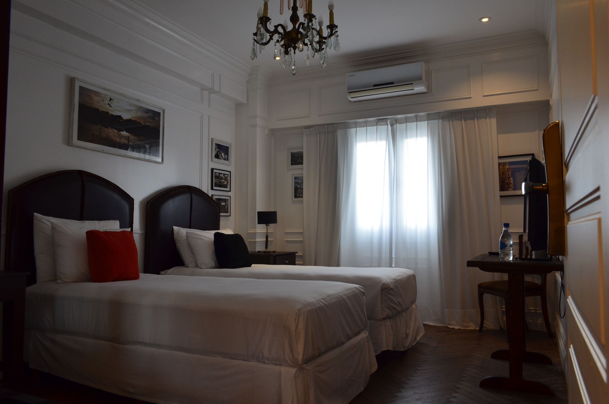 DELUXE, DOUBLE OR TWIN BED