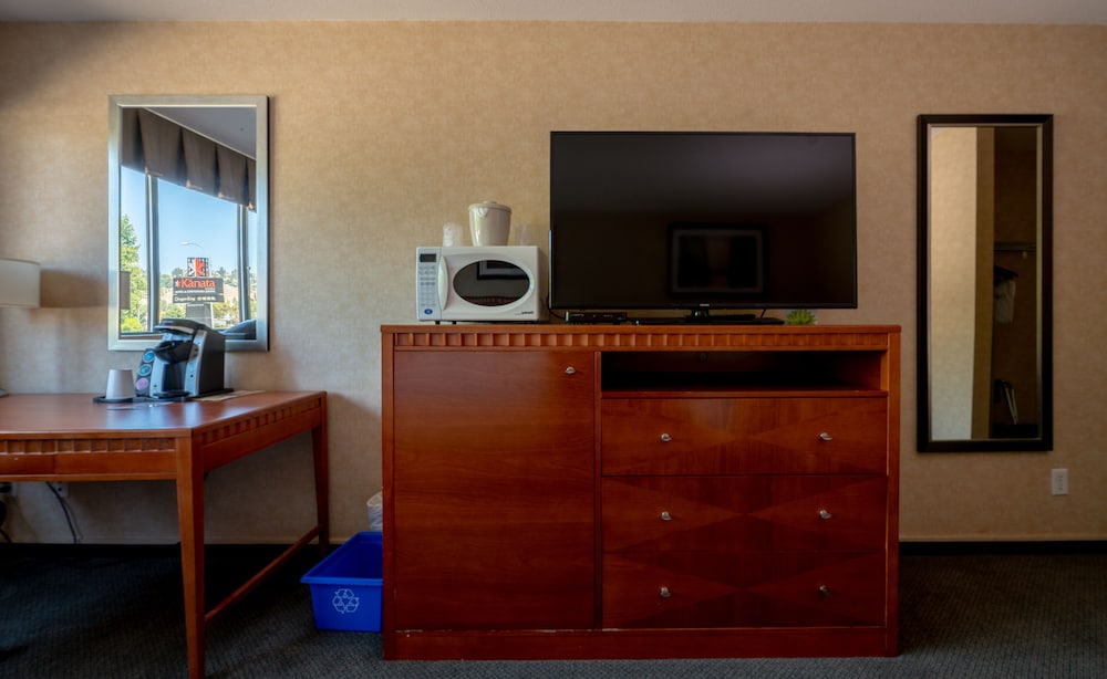 Kanata Kelowna Hotel and Conference Centre 3/47