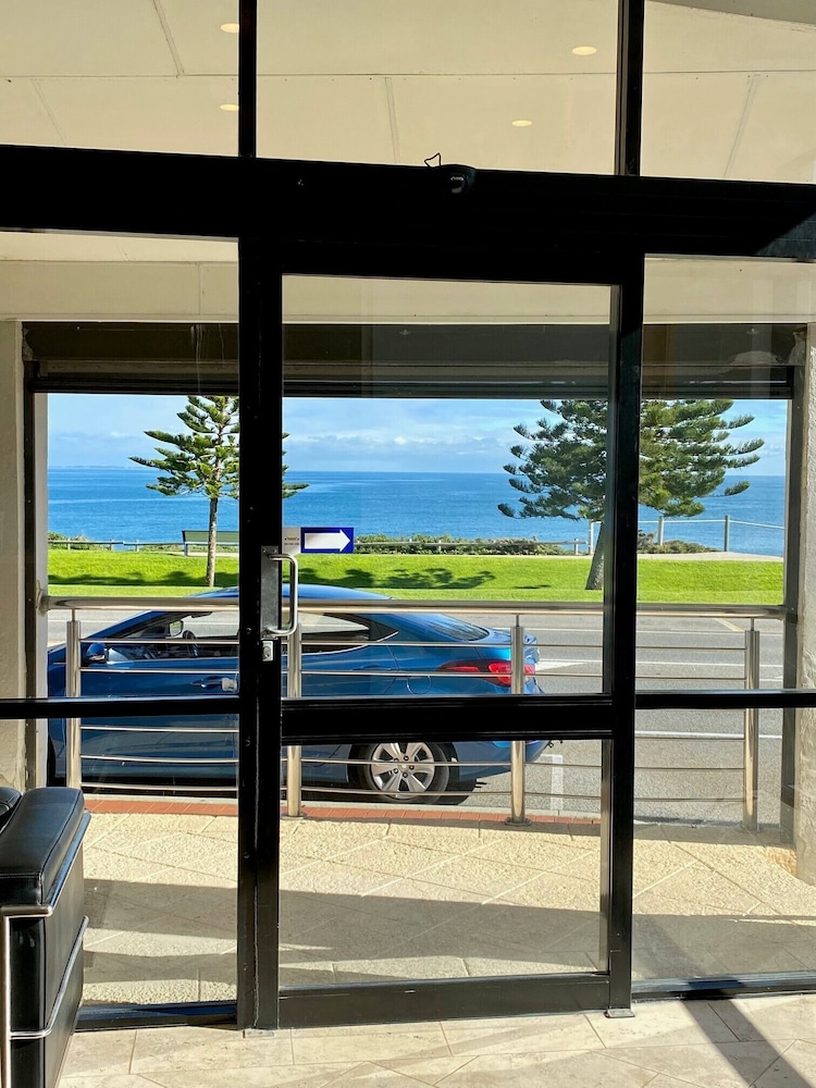 Ocean Beach Hotel 25/45