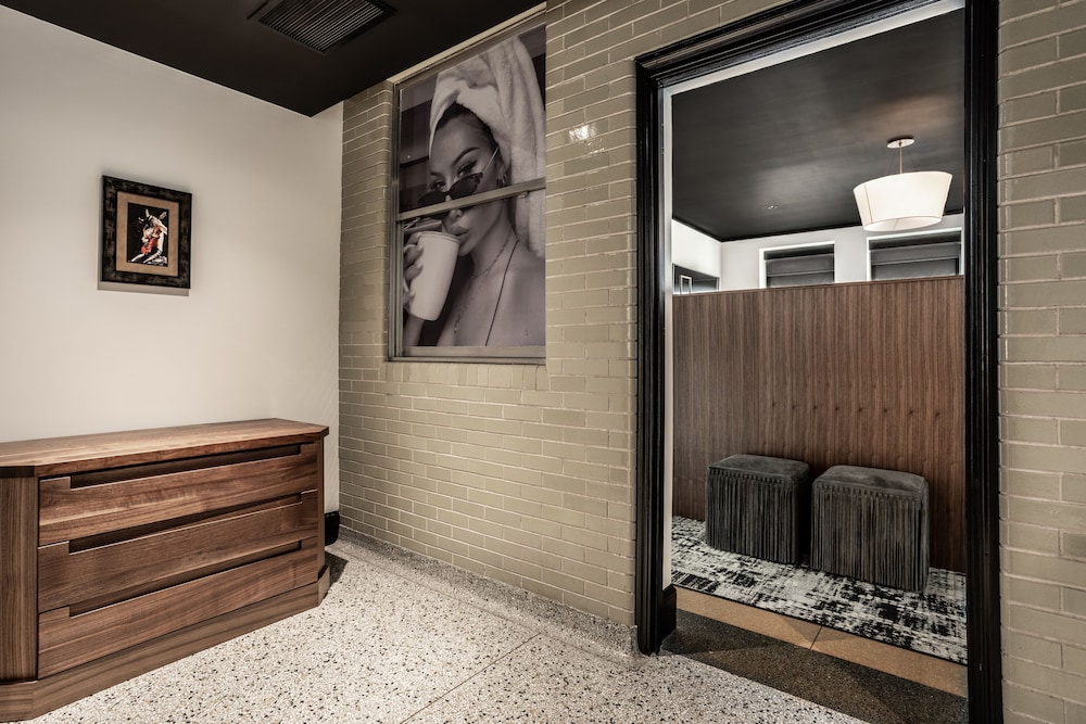 Bottleworks Hotel 35/70