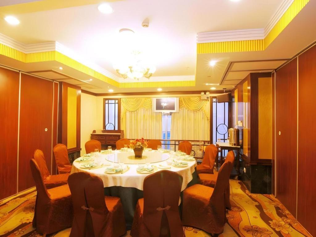 Foshan Emperor Hotel 59/69