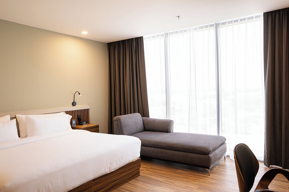 ROOM, KING BED