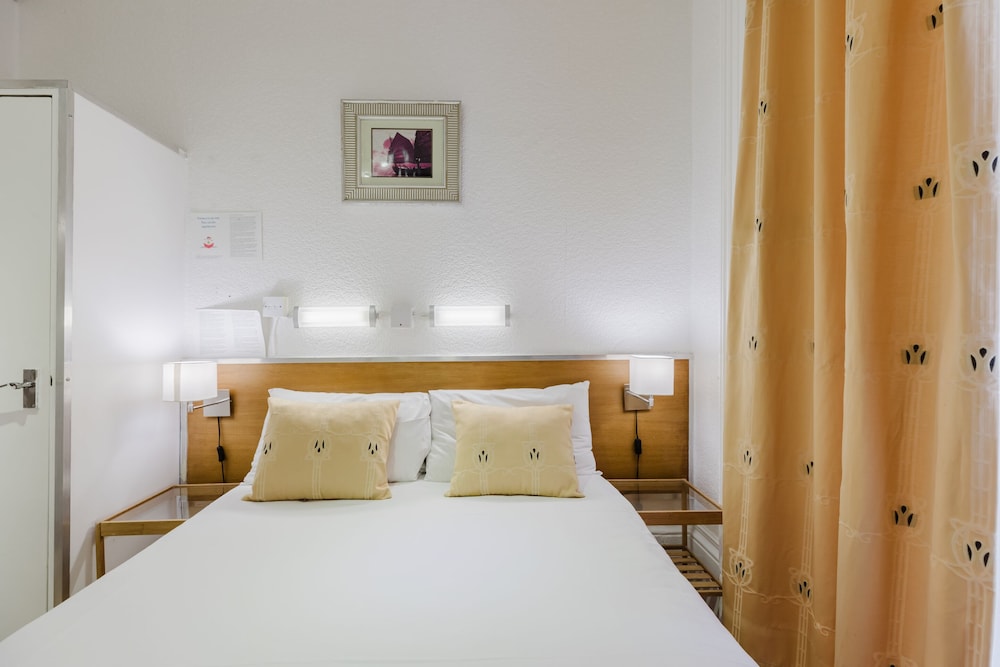 Falcon Hotel 32/50