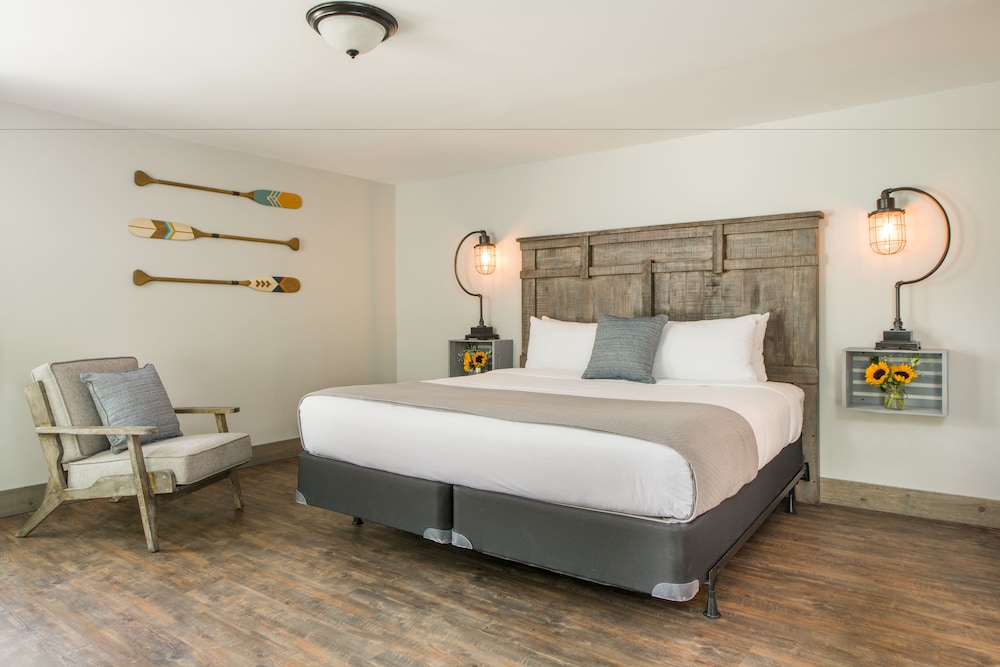 Pine, Cottage, 6 Queen Beds