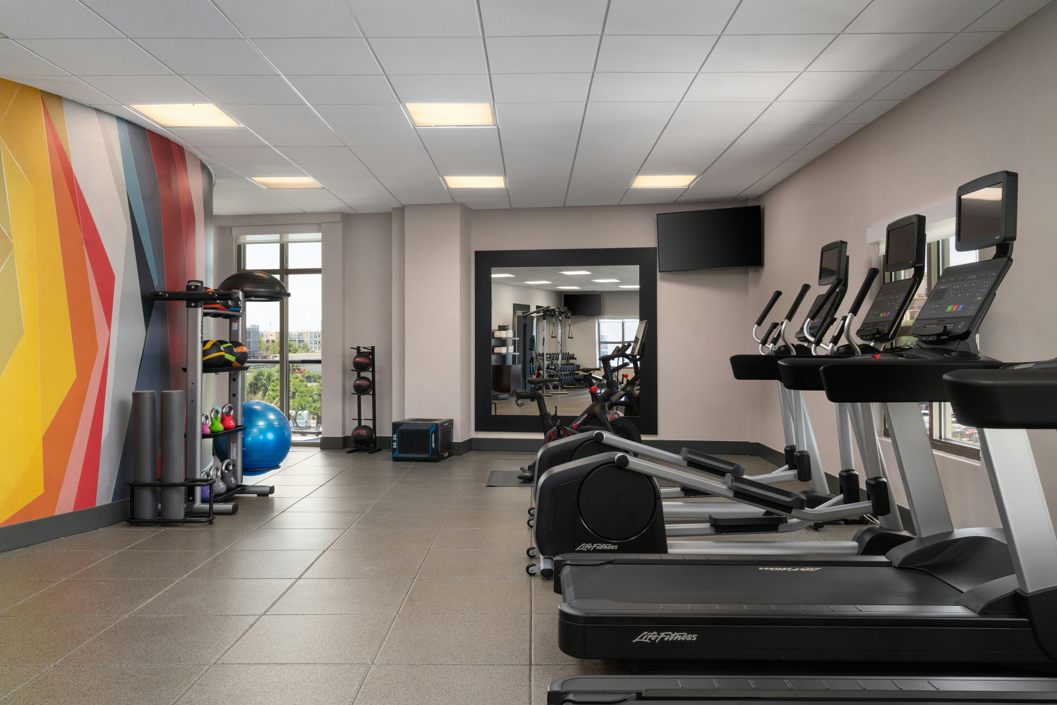 Hilton Garden Inn Charleston Waterfront Downtown 33/77