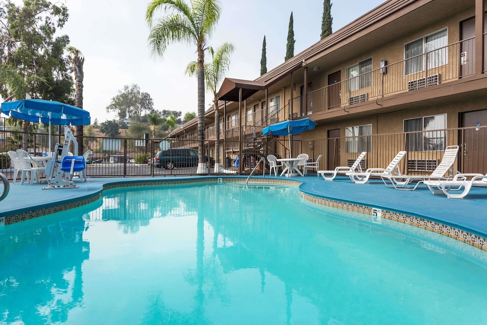 Days Inn by San Bernardino 6/18