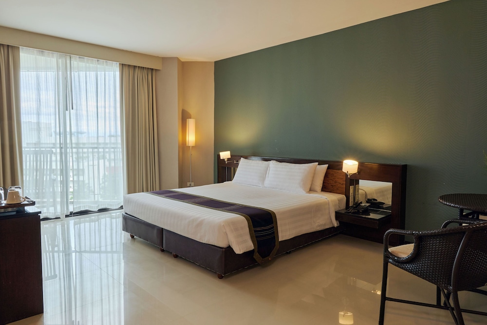 DELUXE, KING BED