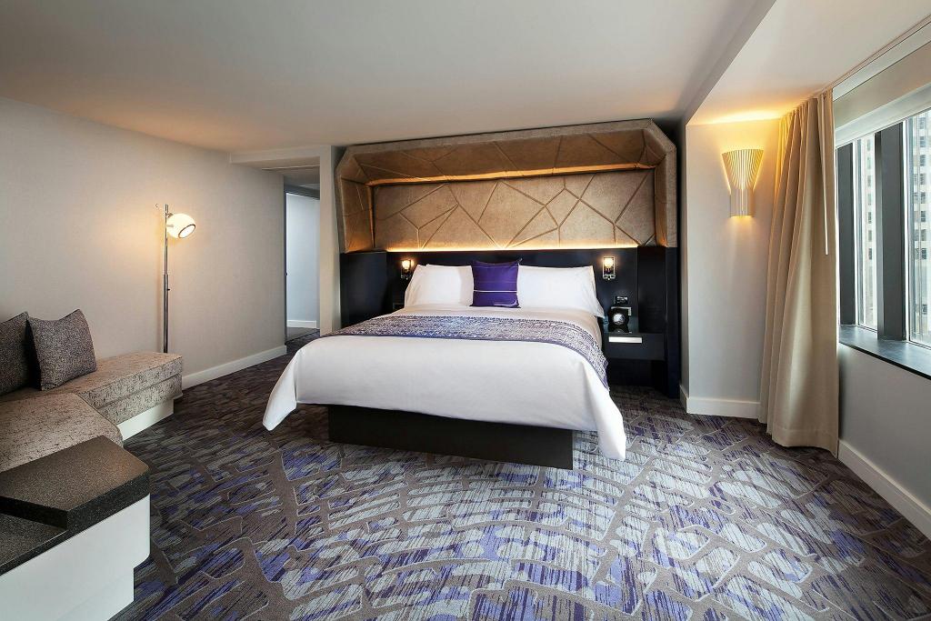 Penthouse Suite, King Bed, Partial Water View, High Floor, Corner