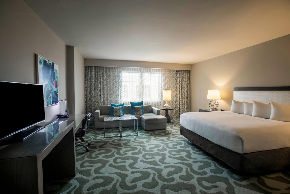 Deluxe, Suite, King Bed, Plaza View