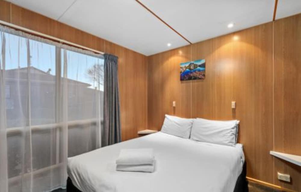 Cedar, Superior, Cabin, 1 Double and 2 Bunk Beds