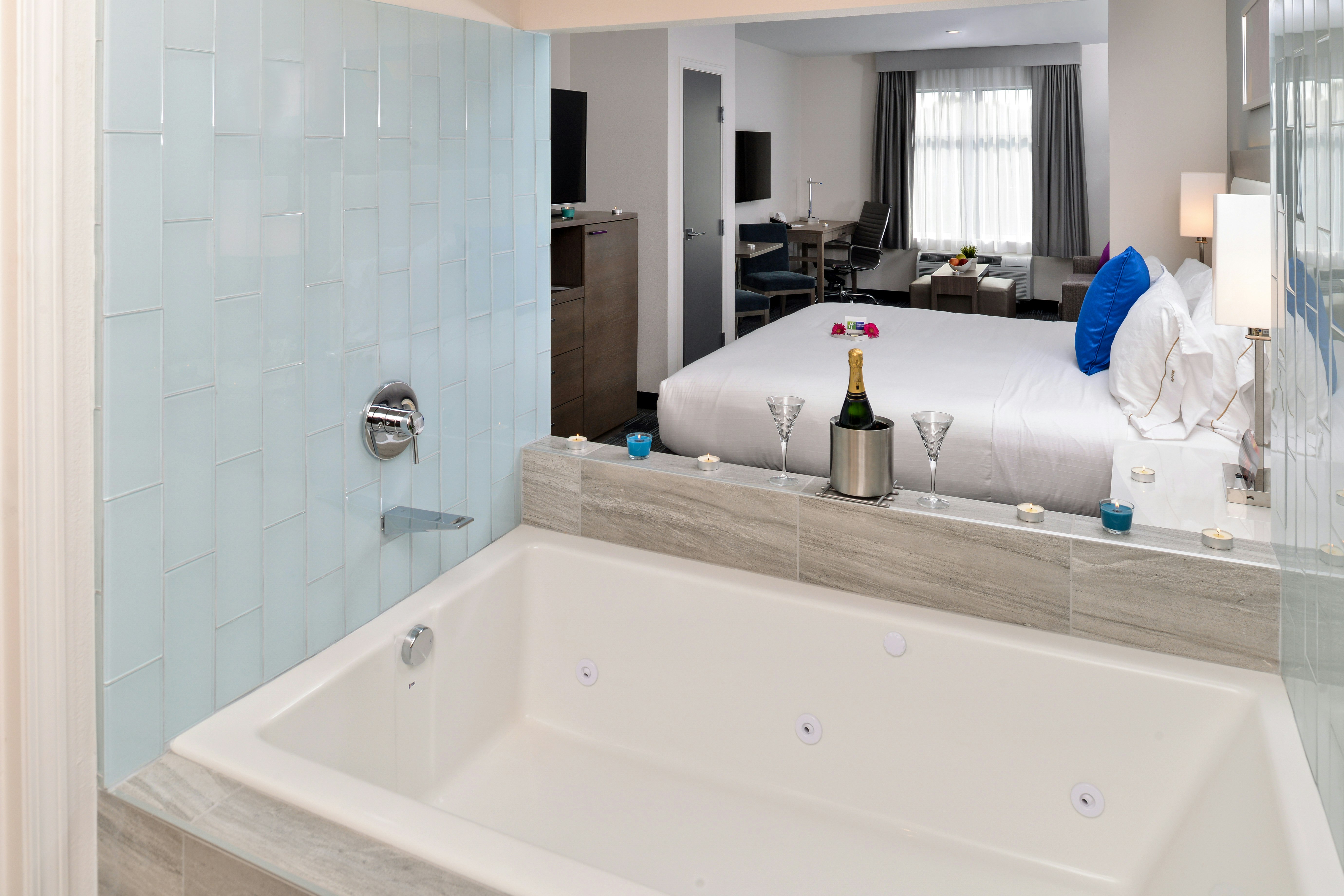 جناح بجاكوزي، Holiday Inn Express & Suites San Diego - Mission Valley 2/2