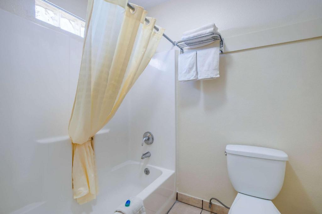 غرفة بسرير كينج للمدخنين، Rodeway Inn & Suites Blythe I-10, CA 2/3