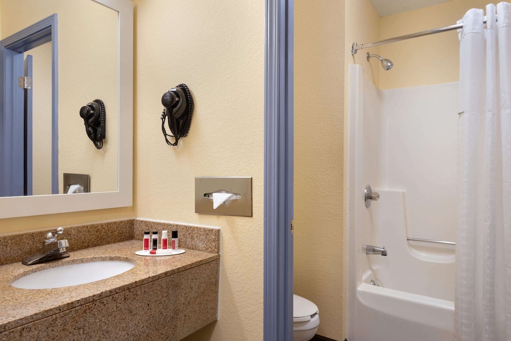 Days Inn and Suites by Wyndham Merrillville 26/28