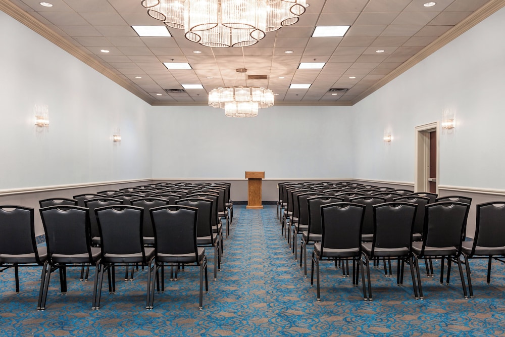 Holiday Inn Hotel And Suites Oklahoma City North 23/32
