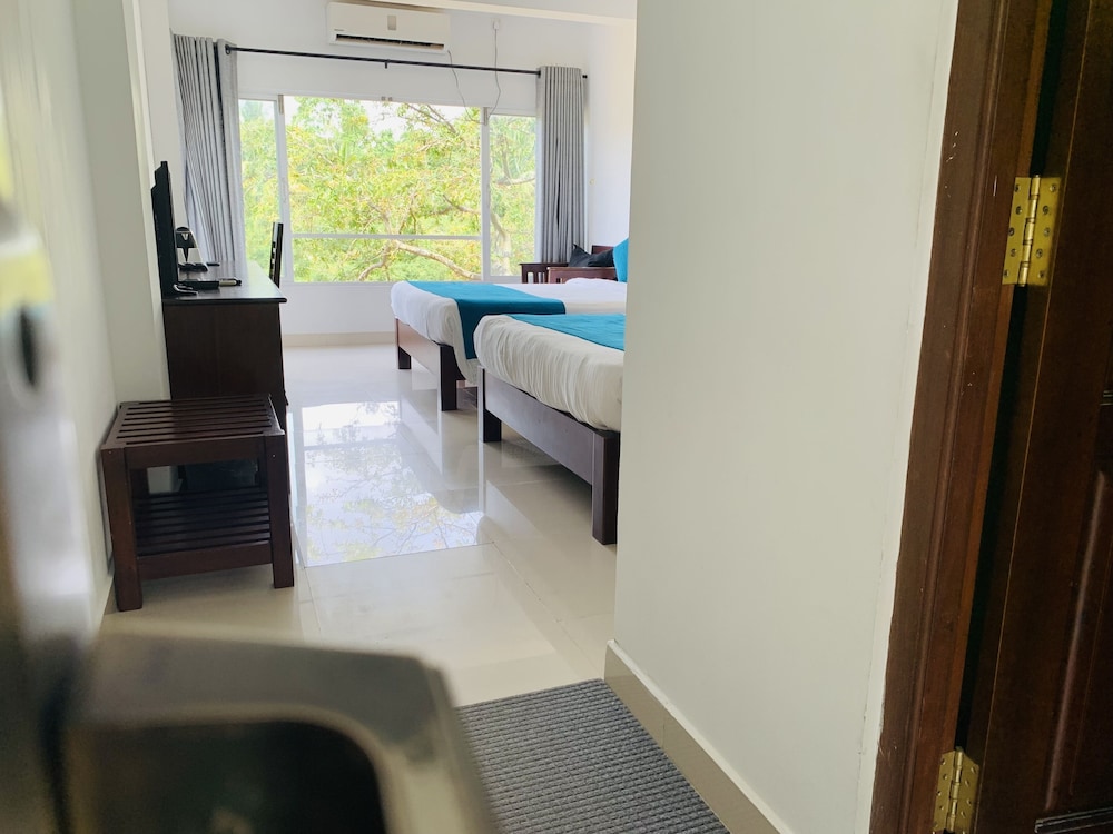 Hotel Gangaaddara 12/21